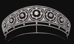 Royal jewels - Diamond tiara c 1905.JPG